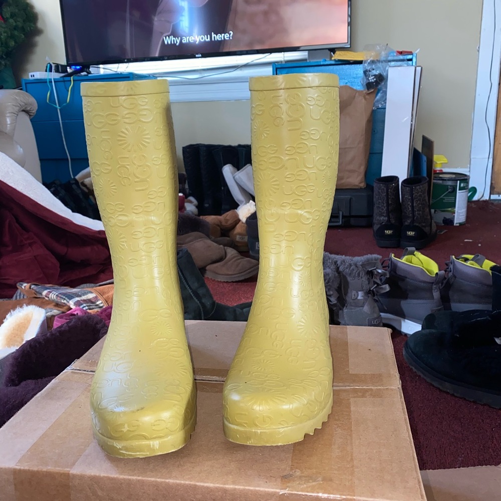 Size 9 Ugg Rain Boots Not Sure Of Color - image 1